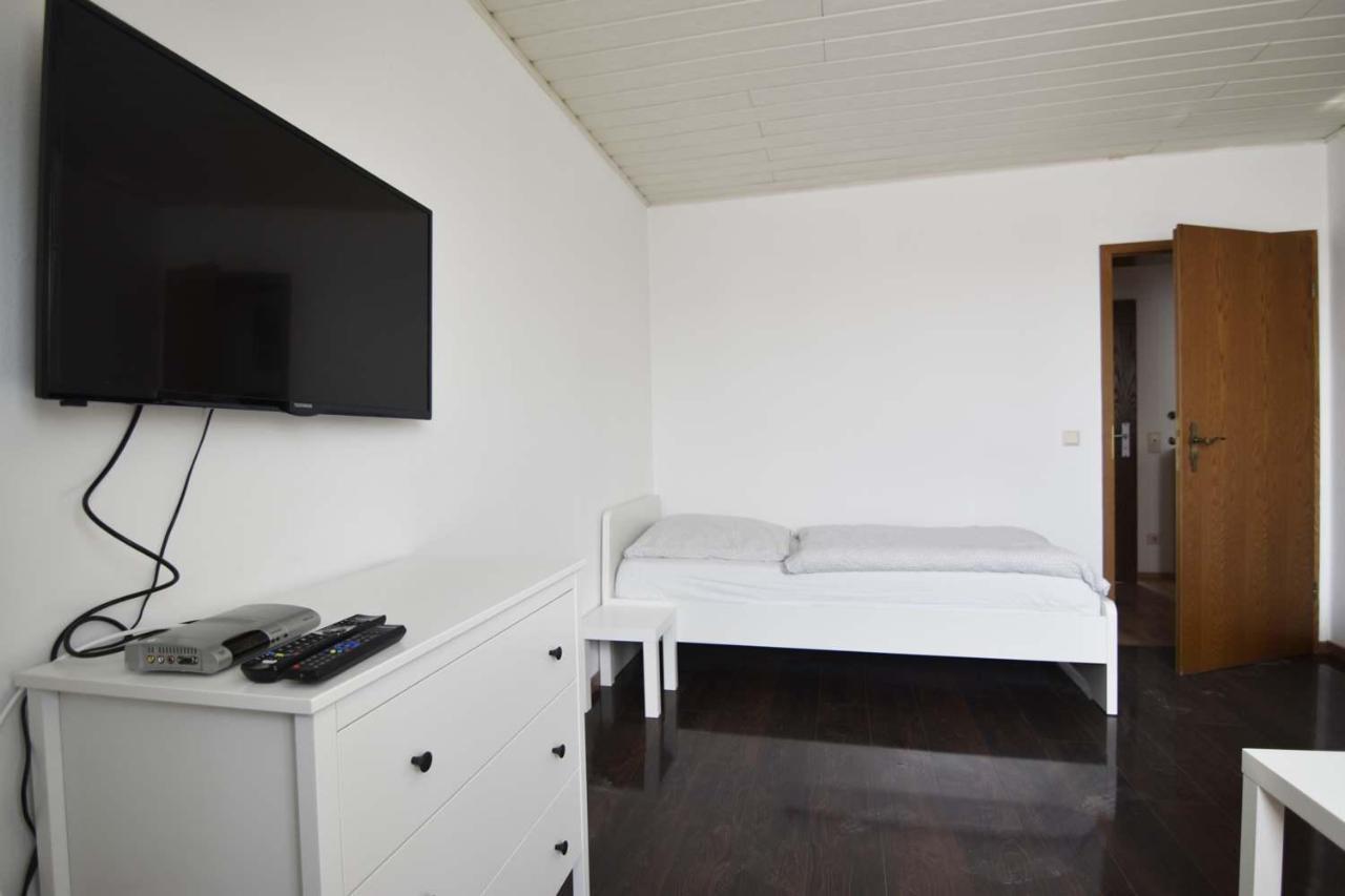 One room Apartment in Niederkassel Buitenkant foto