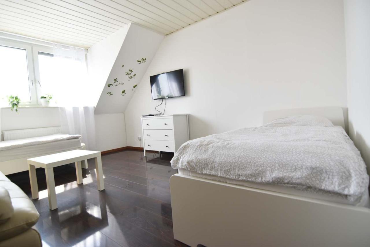 One room Apartment in Niederkassel Buitenkant foto