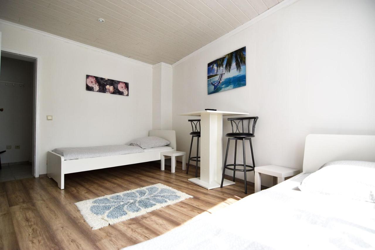 One room Apartment in Niederkassel Buitenkant foto